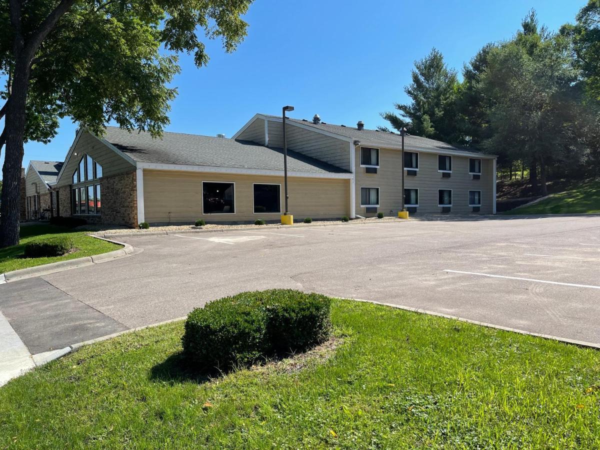 Nichols Inn & Suites Hastings Exteriör bild